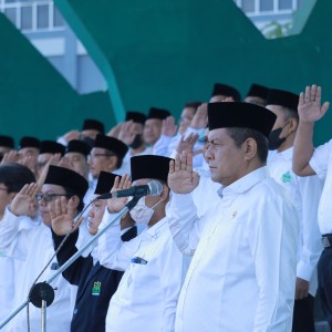 UIN KHAS Jember Beri Penghargaan Mahasiswa Dan Pegawai Saat Upacara HUT