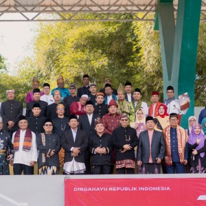 Sejumlah Tendik Dan Dosen Menerima Penghargaan Satyalancana Karya Satya